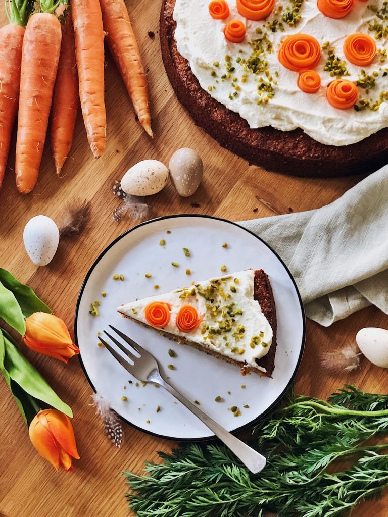 feiner Karottenkuchen mit Mascarpone-Frischkäse-Frosting