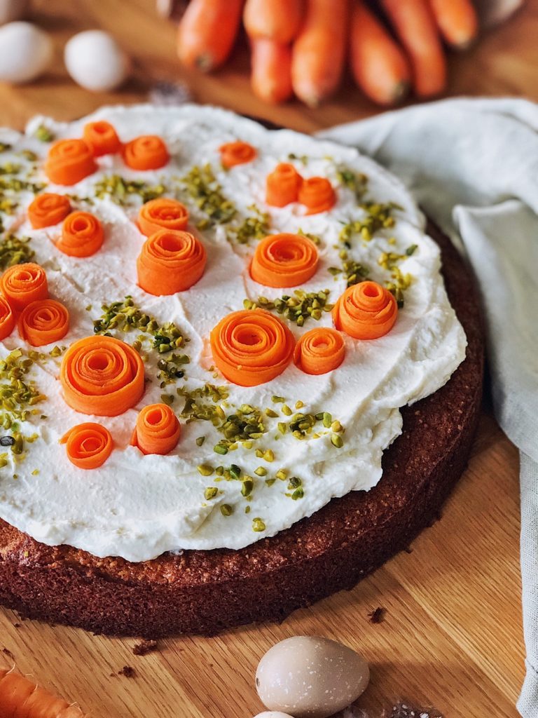 feiner Karottenkuchen mit Mascarpone-Frischkäse-Frosting