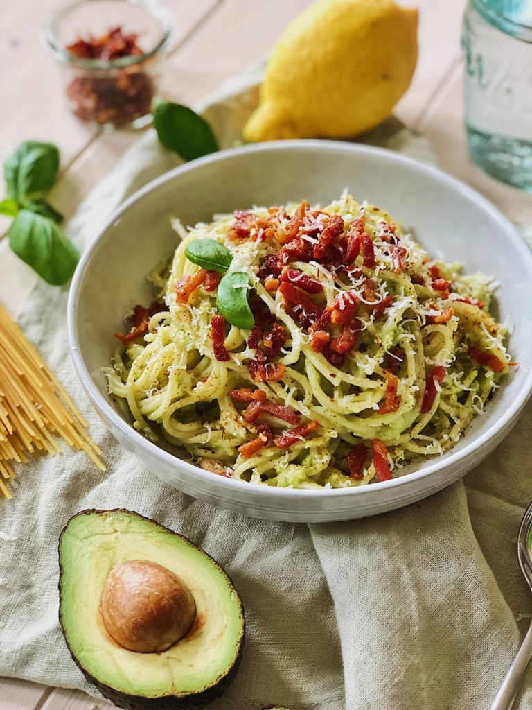 Avocado-Spaghetti mit Bacon