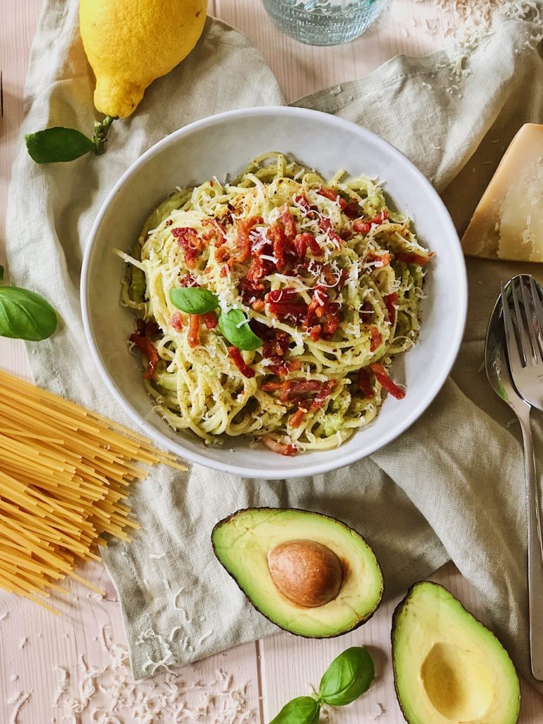 Avocado-Spaghetti mit Bacon