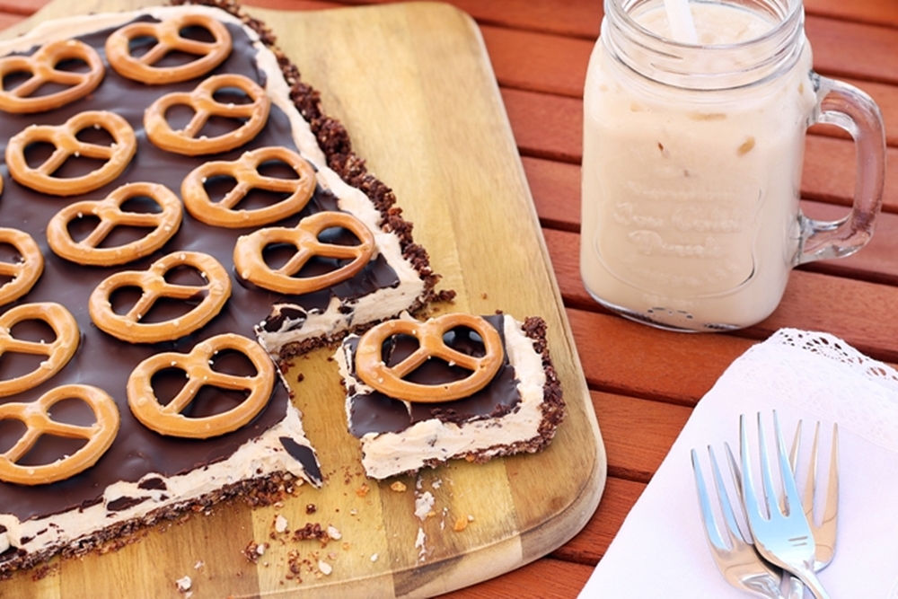 Brezel-Schoko-Tarte mit Erdnussbutter und Milchkaffee