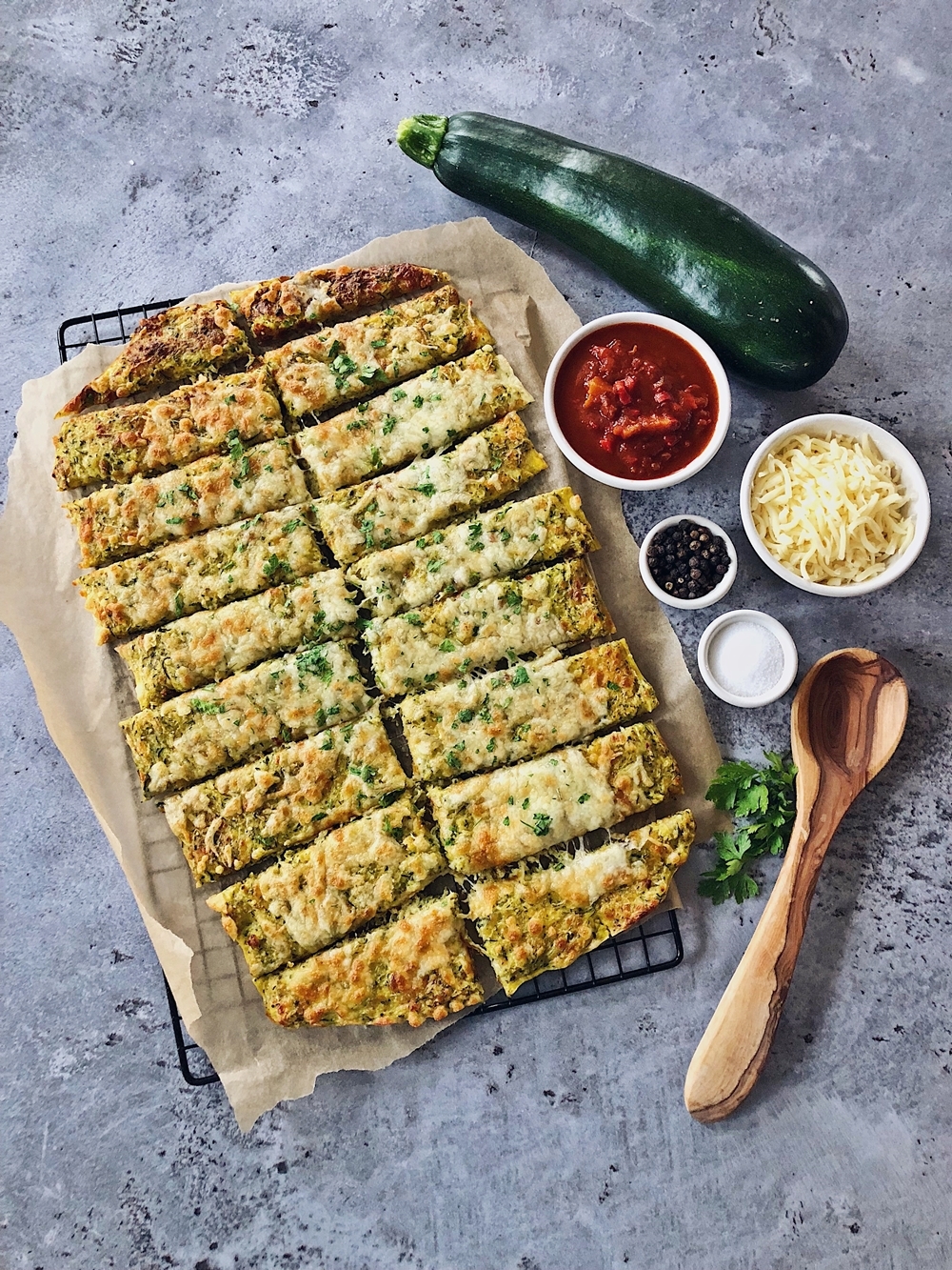 Cheesy Zucchini Breadsticks mit Marinara Dip