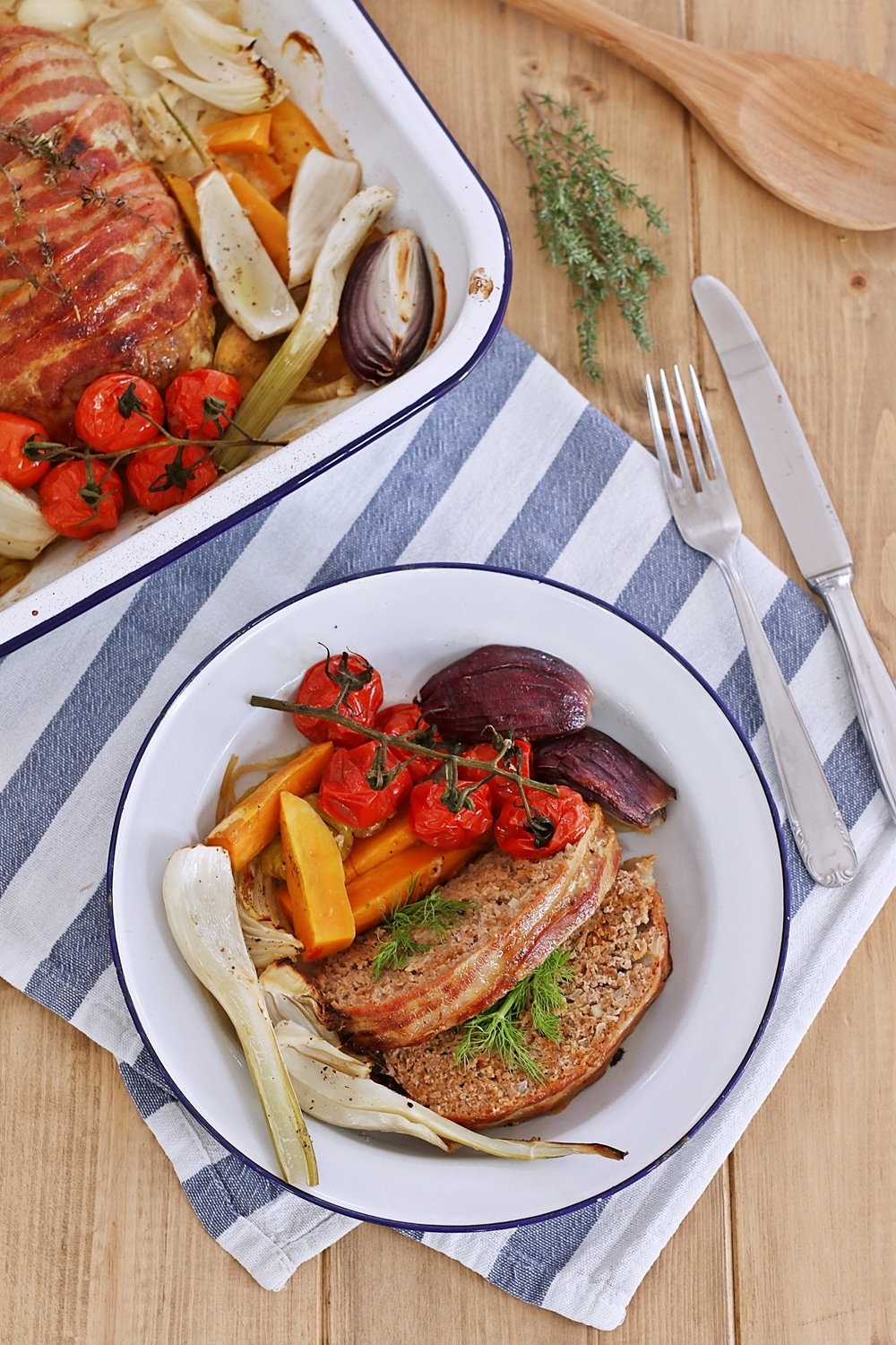 Hackbraten mit knusprigem Baconmantel & buntem Ofengemüse