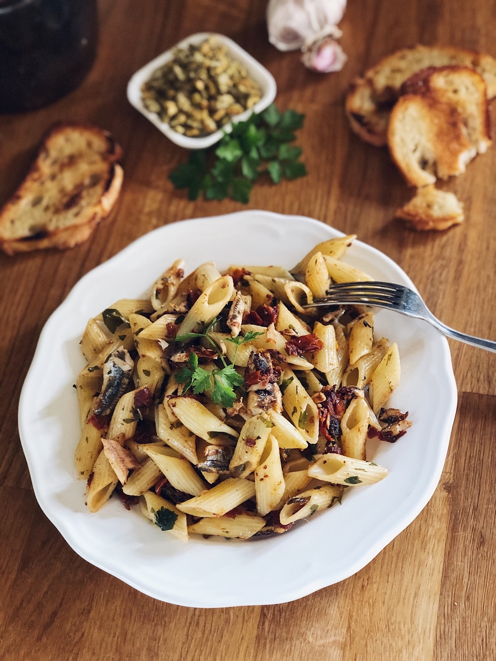 Penne mit Sardinen, getrockneten Tomaten & Oliven Crunch