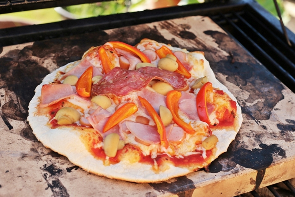 Pizza auf dem Grill backen