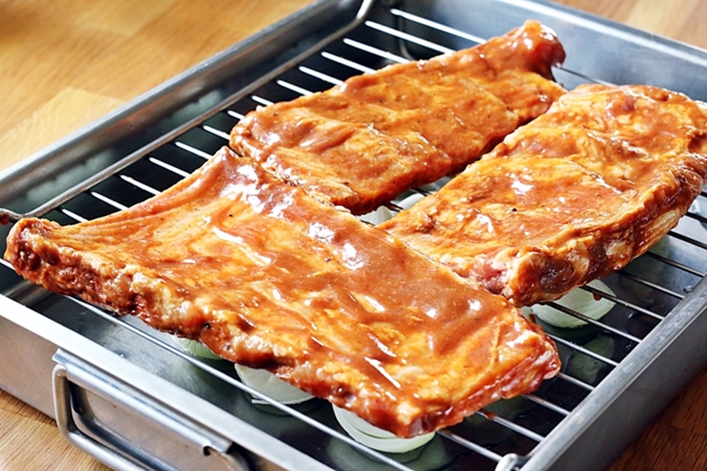 Spareribs mit Kartoffelwedges & Rohkostsalat mit Himbeer-Senf-Dressing