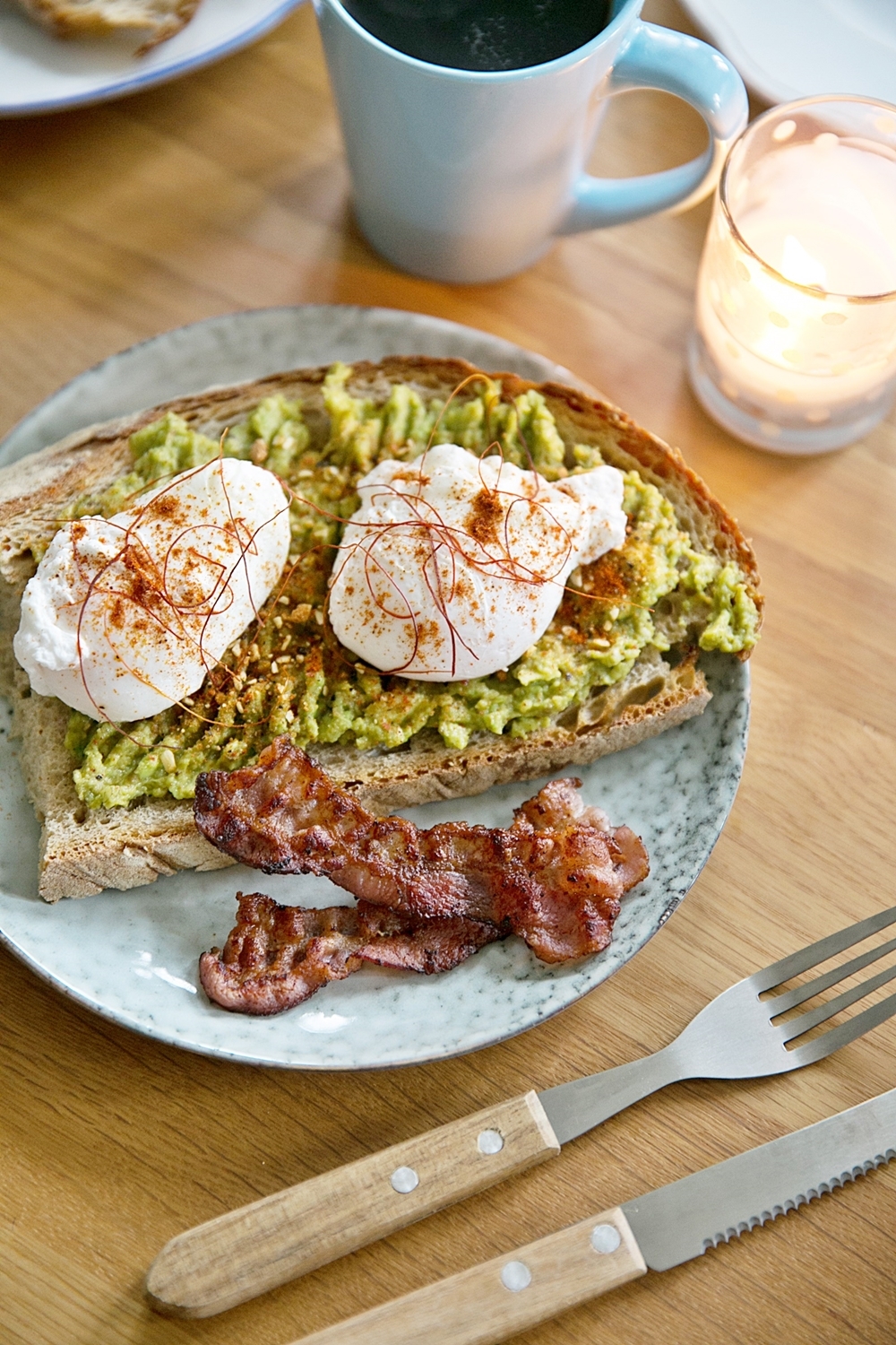 Avocadobrot mit pochiertem Ei & Bacon