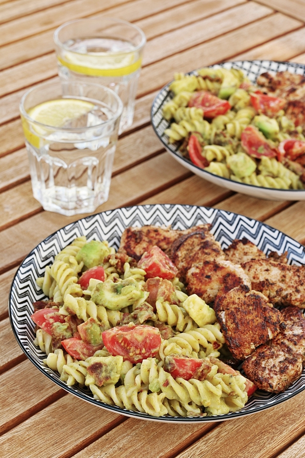 lauwarmer Tomaten-Bacon-Nudelsalat mit Avocado Dressing & scharfen Hähnchen Teilen