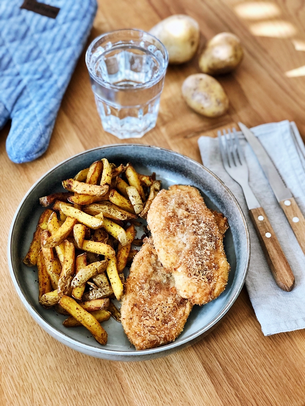 panierte Ofenschnitzel mit selbstgemachten Pommes