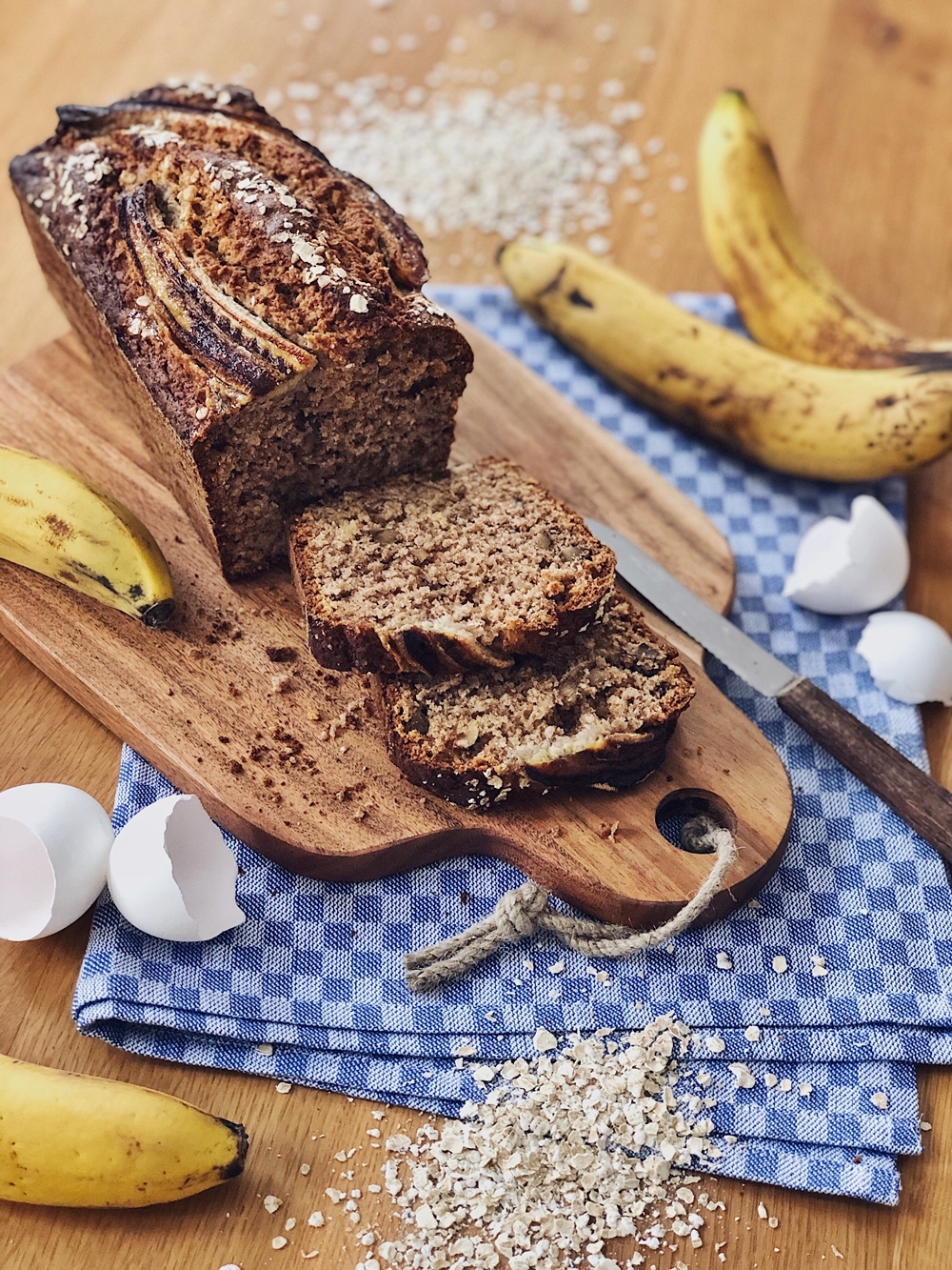 SAFTIGES BANANENBROT MIT HAFERFLOCKEN UND NÜSSEN