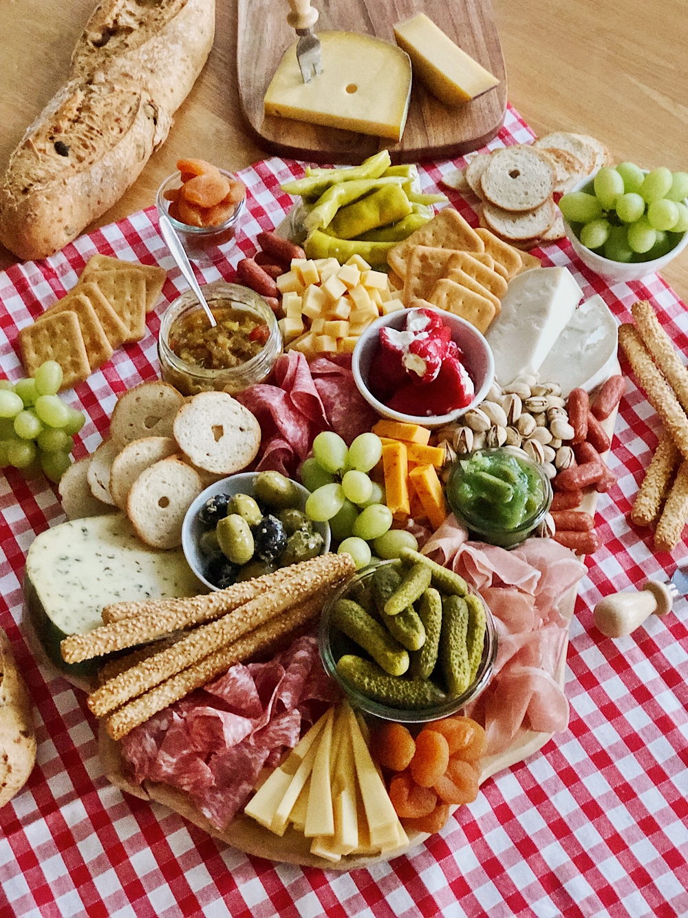 Charcuterie-Board-klassisches-Brotzeitbrettl