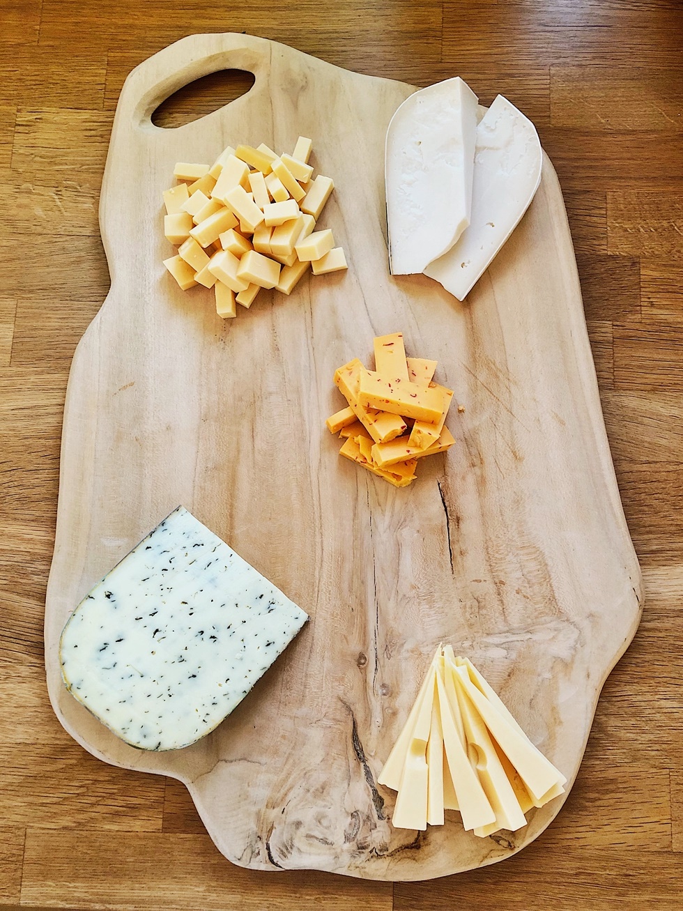Charcuterie-Board-klassisches-Brotzeitbrettl-Cheese-Board-Snack-Plate-Brotzeitbrettl-Käse-Platte-brotzeit-antipasti-how-to-make-a-charcuterie-board-fashionkitchen
