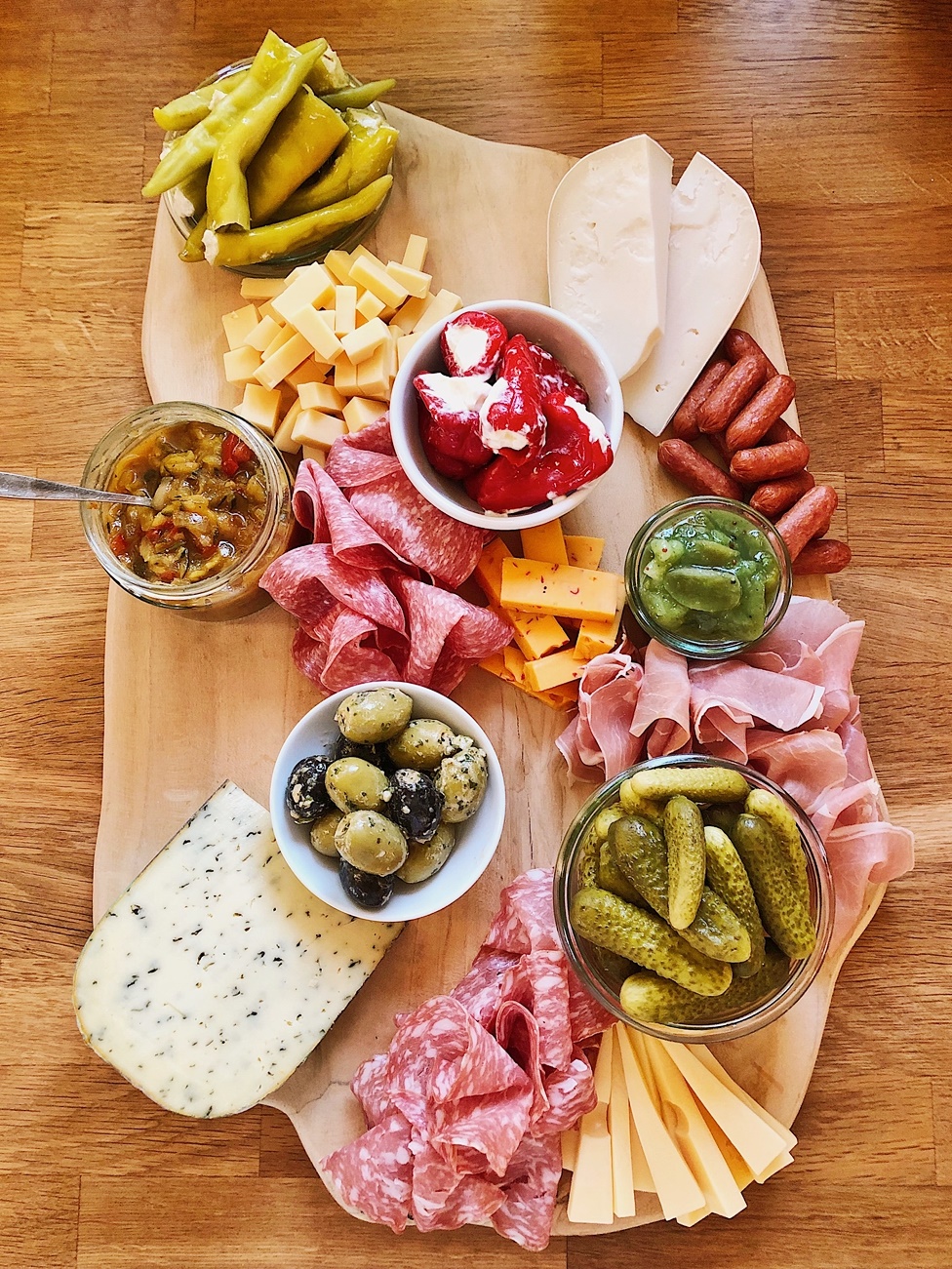 Charcuterie-Board-klassisches-Brotzeitbrettl-Cheese-Board-Snack-Plate-Brotzeitbrettl-Käse-Platte-brotzeit-antipasti-how-to-make-a-charcuterie-board-fashionkitchen