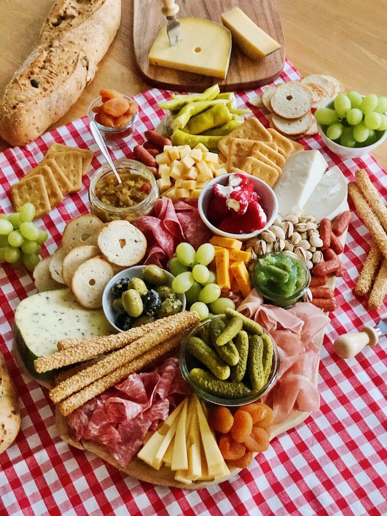 Charcuterie-Board-klassisches-Brotzeitbrettl