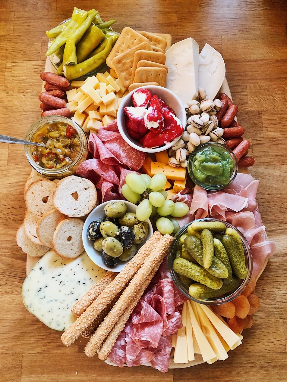 Charcuterie-Board-klassisches-Brotzeitbrettl-Cheese-Board-Snack-Plate-Brotzeitbrettl-Käse-Platte-brotzeit-antipasti-how-to-make-a-charcuterie-board-fashionkitchen