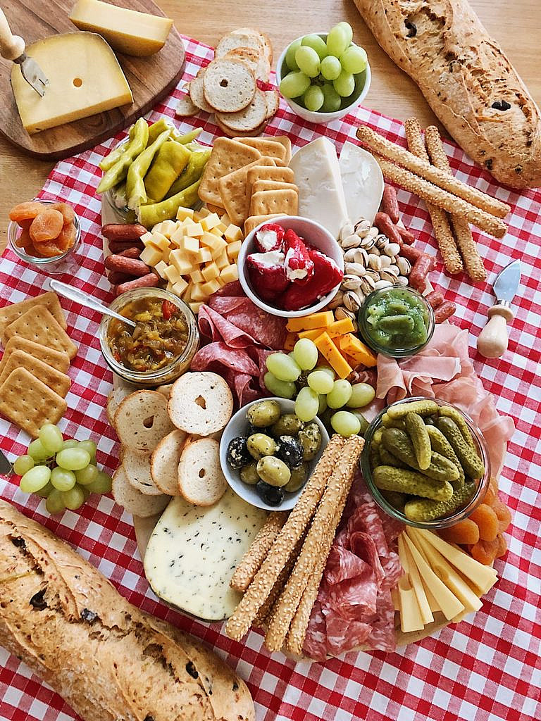 Charcuterie Board - klassisches Brotzeitbrettl