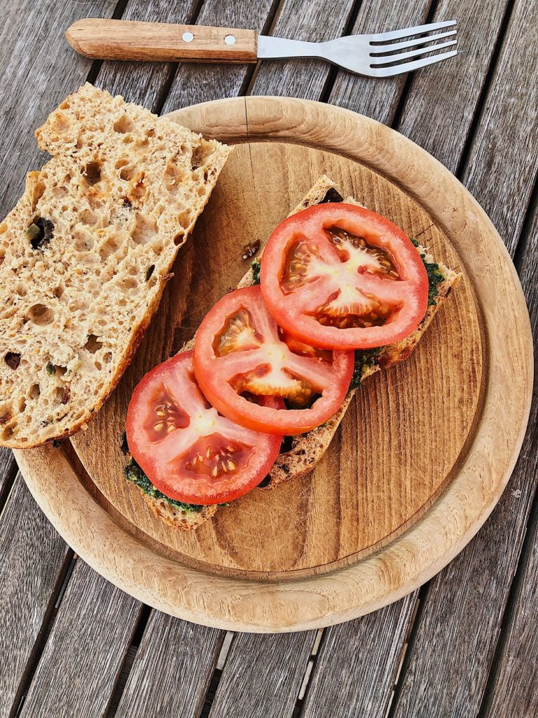 Mediterranes Baguette mit Rucola-Pesto, Tomaten, Hähnchenbrust &amp; Käse