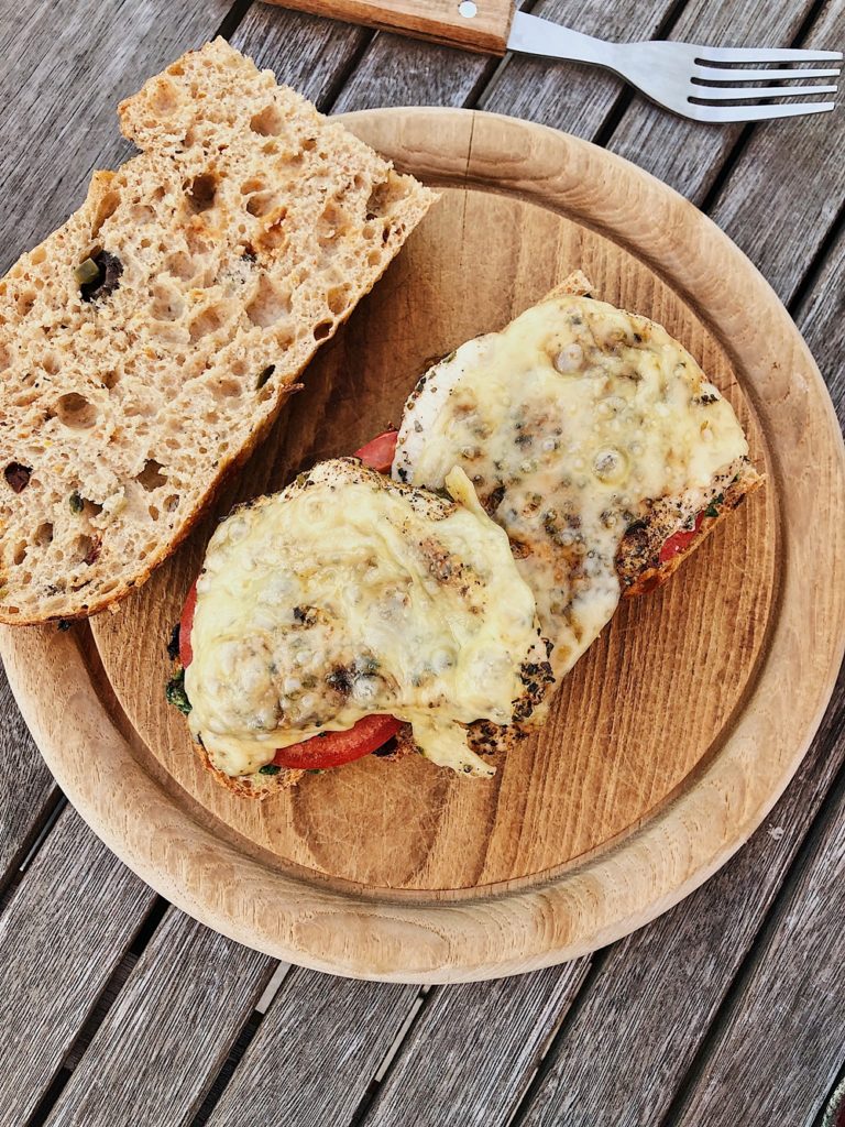 Mediterranes Baguette mit Rucola-Pesto, Tomaten, Hähnchenbrust &amp; Käse