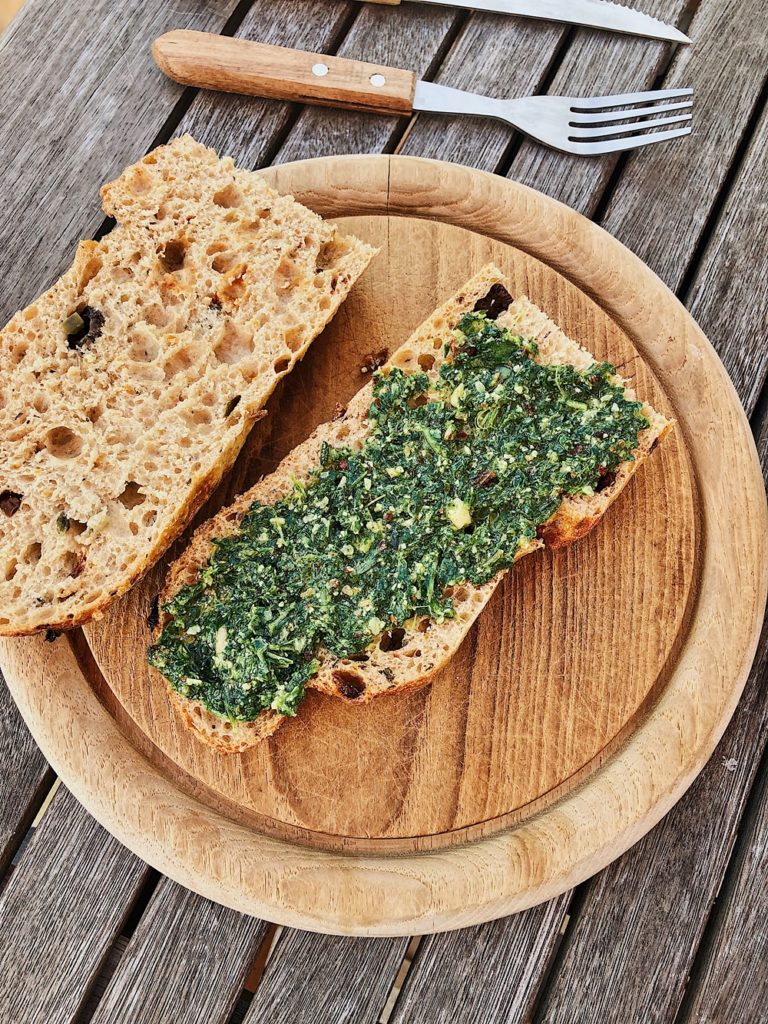 Mediterranes Baguette mit Rucola-Pesto, Tomaten, Hähnchenbrust &amp; Käse
