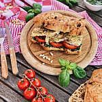 Mediterranes Baguette mit Rucola-Pesto, Tomaten, Hähnchenbrust & Käse