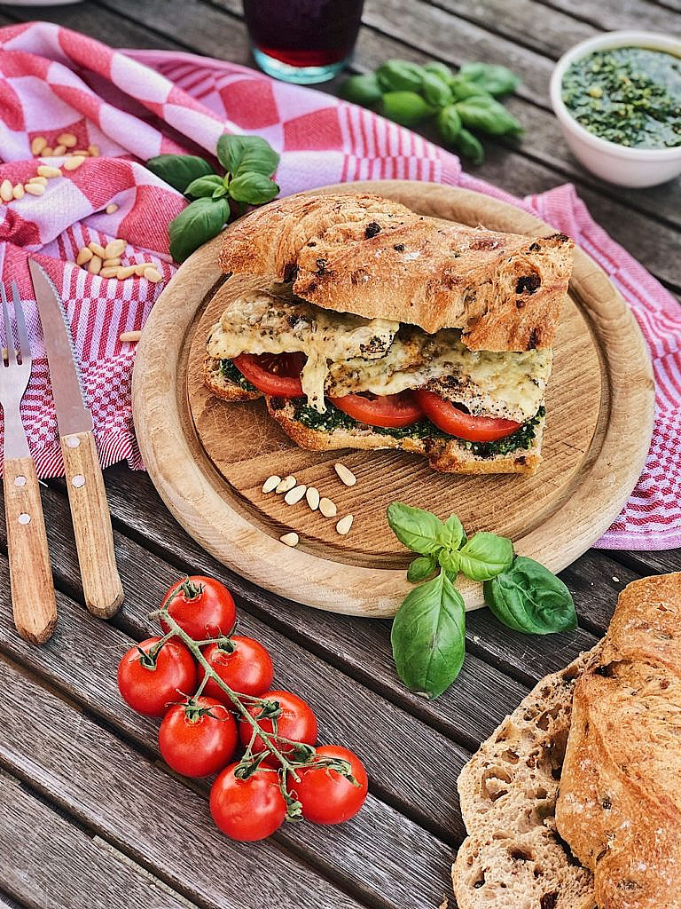 Mediterranes Baguette mit Rucola-Pesto, Tomaten, Hähnchenbrust & Käse