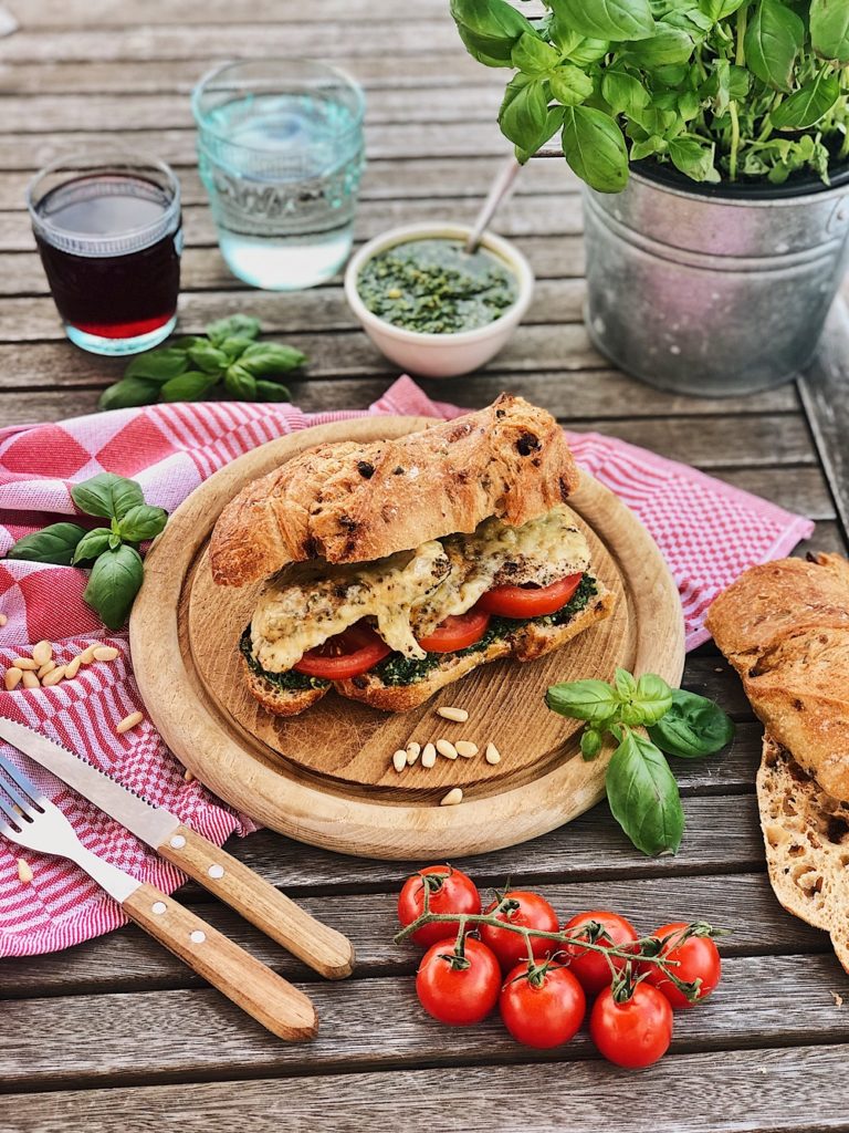 Mediterranes Baguette mit Rucola-Pesto, Tomaten, Hähnchenbrust & Käse