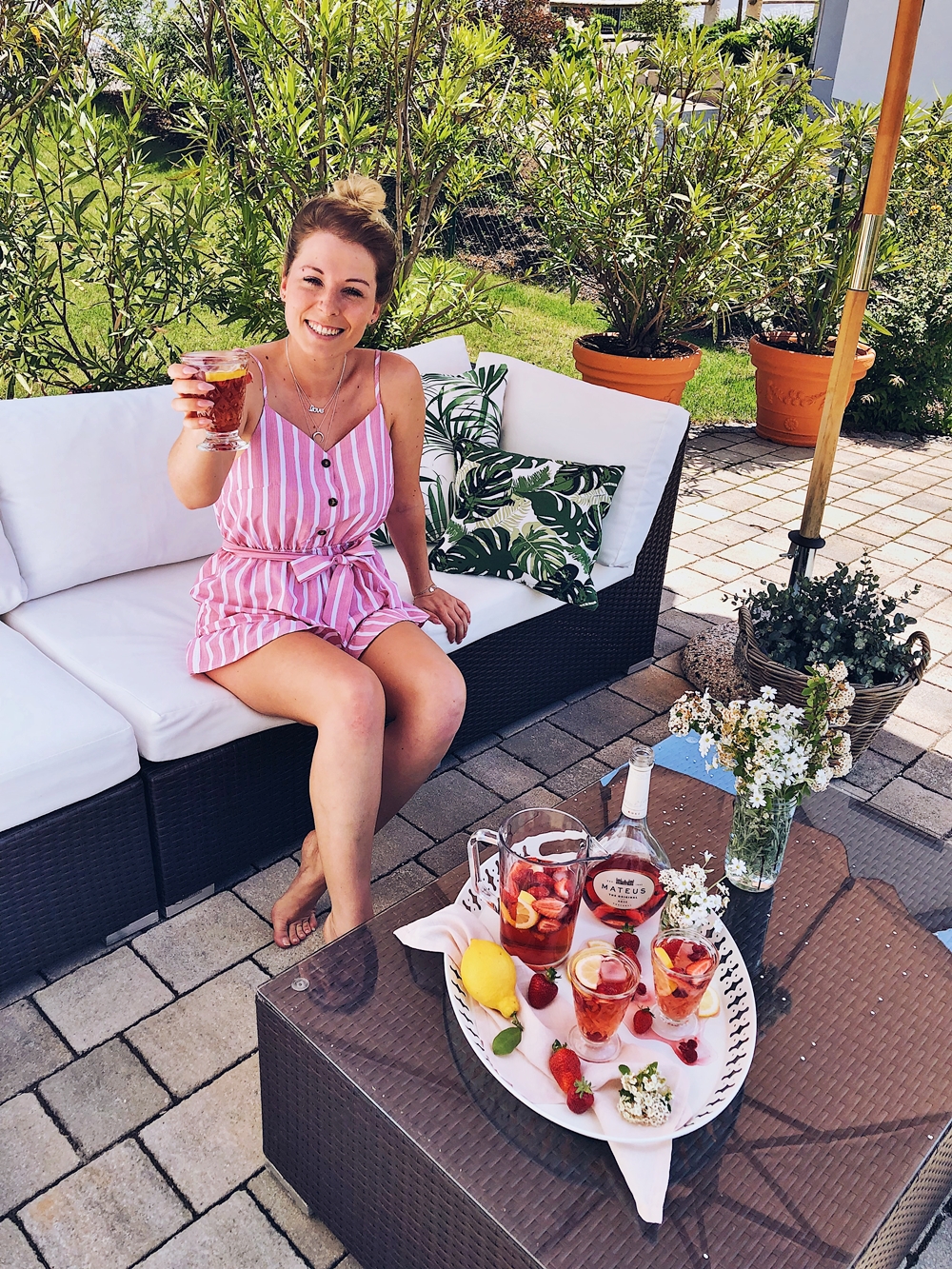 Rosé-Sommer-Cocktail-mit-Erdbeeren-Himbeeren-Zitrone