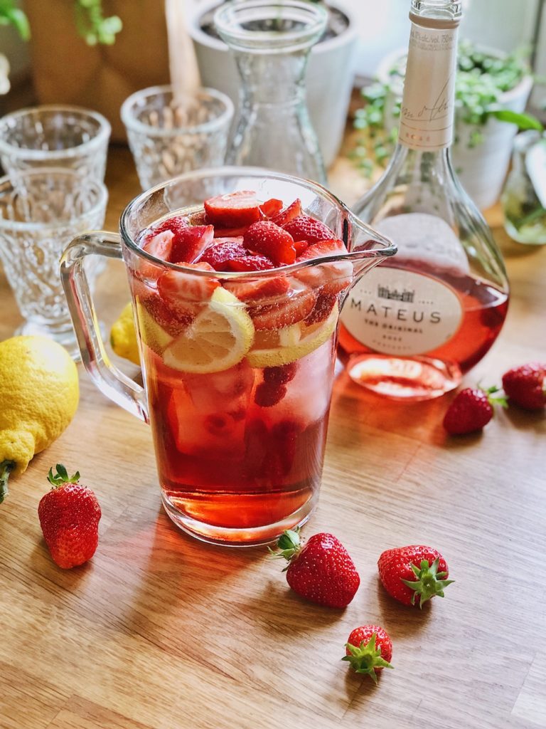 Rosé-Sommer-Cocktail-mit-Erdbeeren-Himbeeren-Zitrone