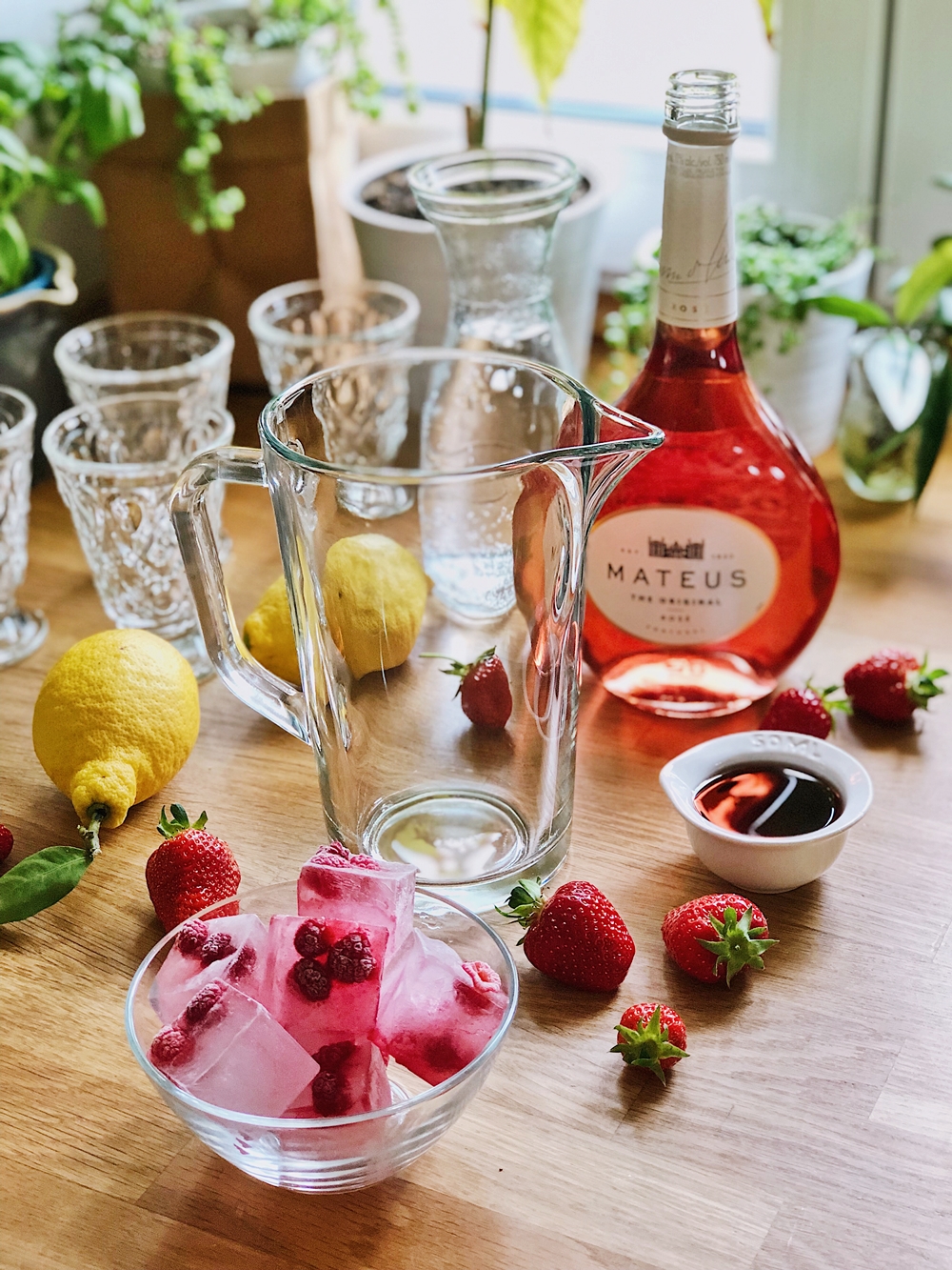 Rosé-Sommer-Cocktail-mit-Erdbeeren-Himbeeren-Zitrone