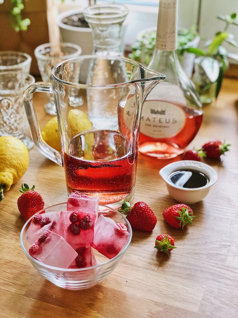 Rosé-Sommer-Cocktail-mit-Erdbeeren-Himbeeren-Zitrone