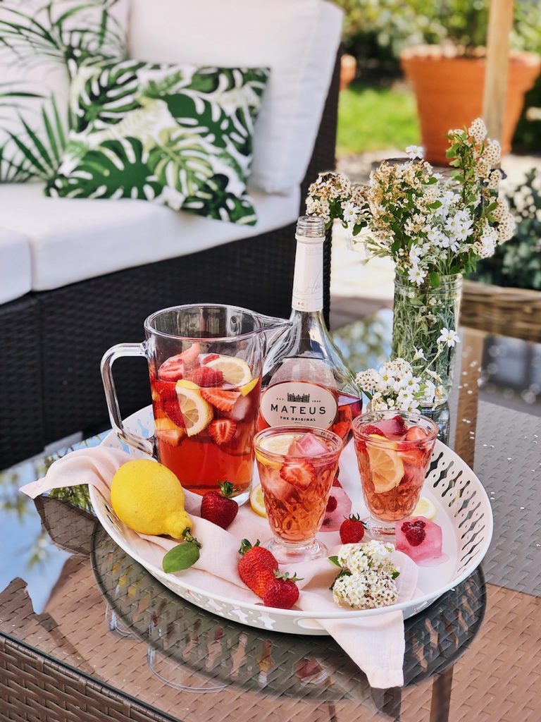 Rosé-Sommer-Cocktail-mit-Erdbeeren-Himbeeren-Zitrone