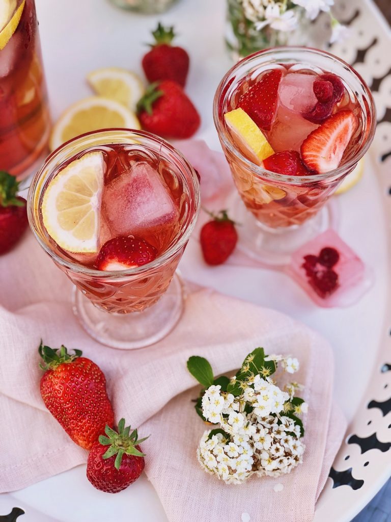 Rosé-Sommer-Cocktail-mit-Erdbeeren-Himbeeren-Zitrone