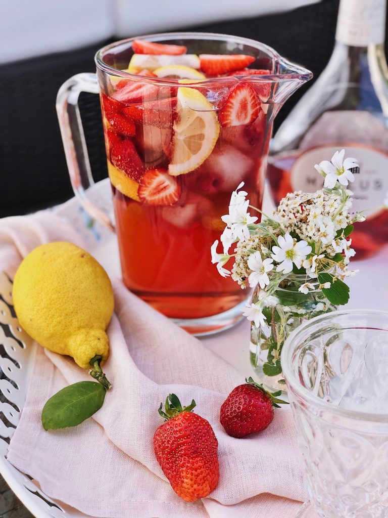 Rosé-Sommer-Cocktail-mit-Erdbeeren-Himbeeren-Zitrone