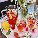 Rosé-Sommer-Cocktail-mit-Erdbeeren-Himbeeren-Zitrone