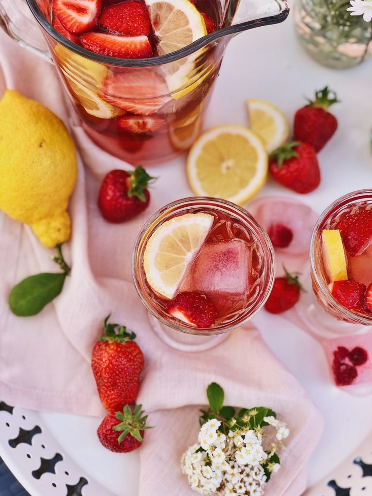 Rosé-Sommer-Cocktail-mit-Erdbeeren-Himbeeren-Zitrone