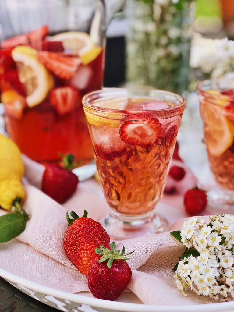 Rosé-Sommer-Cocktail-mit-Erdbeeren-Himbeeren-Zitrone