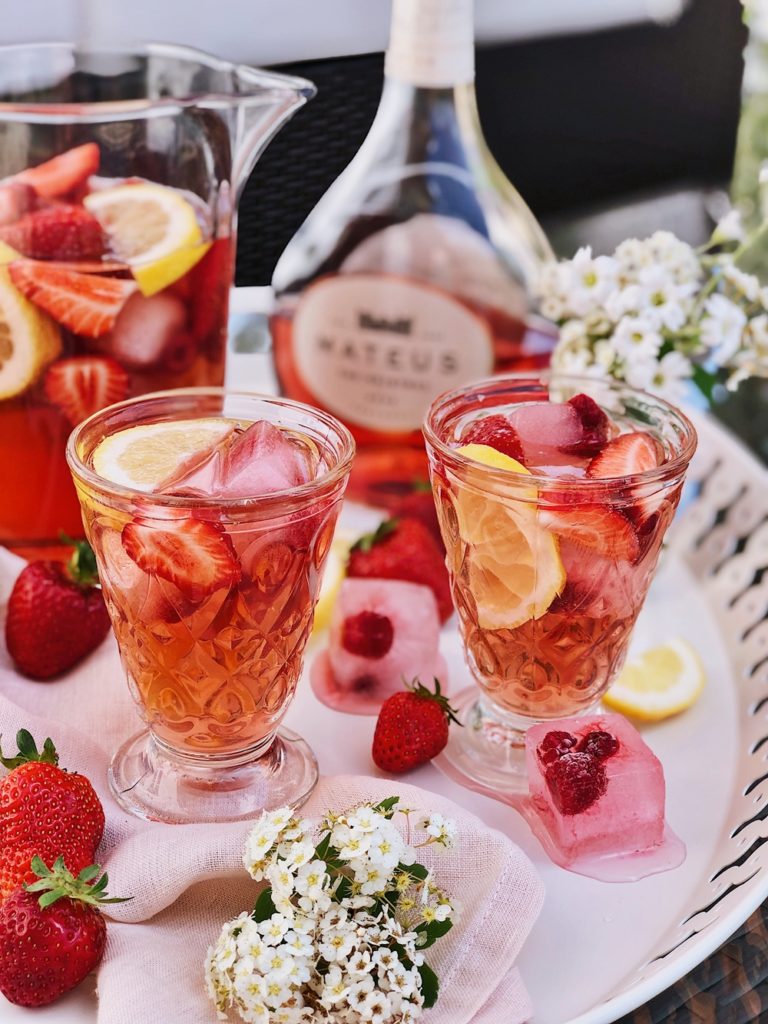 Rosé-Sommer-Cocktail-mit-Erdbeeren-Himbeeren-Zitrone