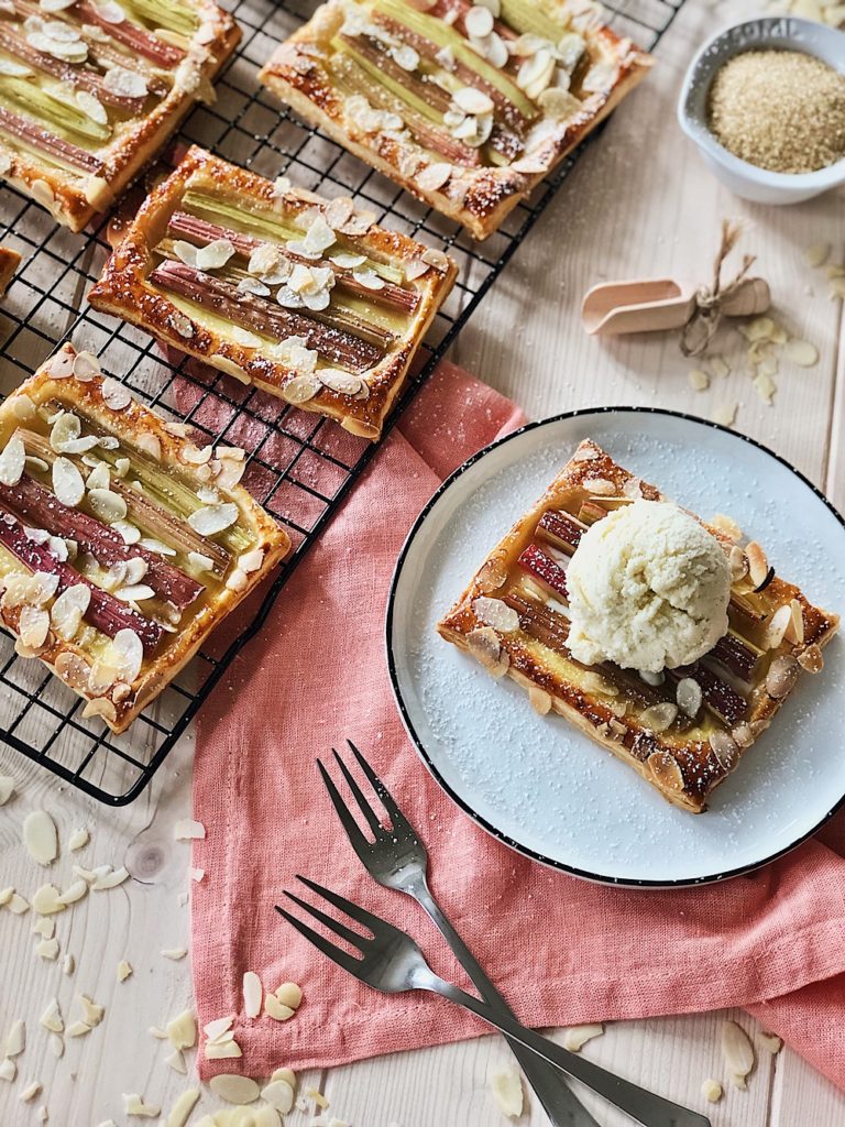 Vanille-Blätterteig-Teilchen mit Rhabarber - Fashion Kitchen Vanille-Blätterteig-Teilchen mit Rhabarber - Fashion Kitchen