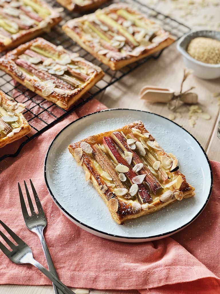 Vanille-Blätterteig-Teilchen mit Rhabarber - Fashion Kitchen