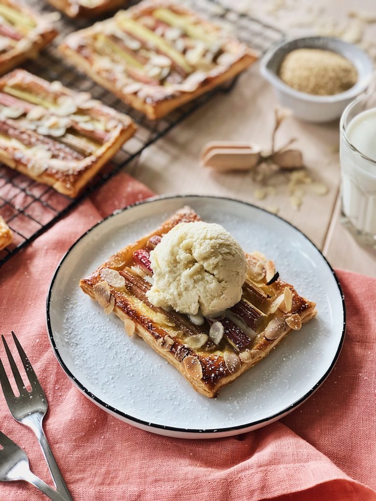 Vanille-Blätterteig-Teilchen mit Rhabarber