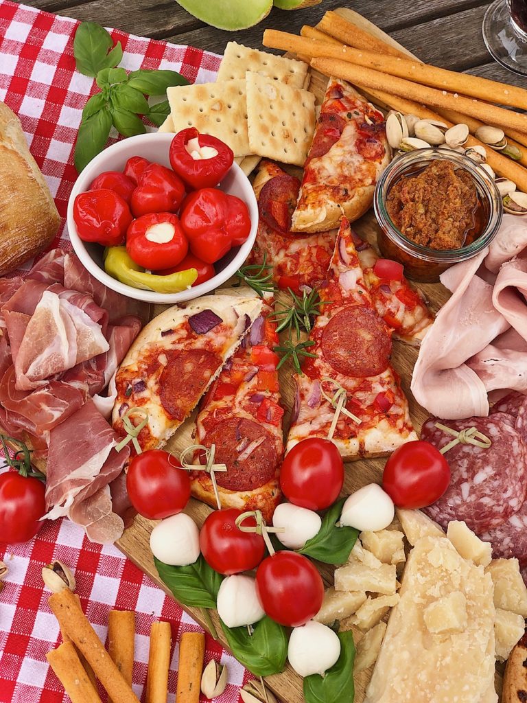 Italian Charcuterie Board - italienische Antipasti-Platte