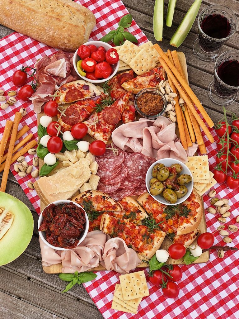 Italian Charcuterie Board - italienische Antipasti-Platte