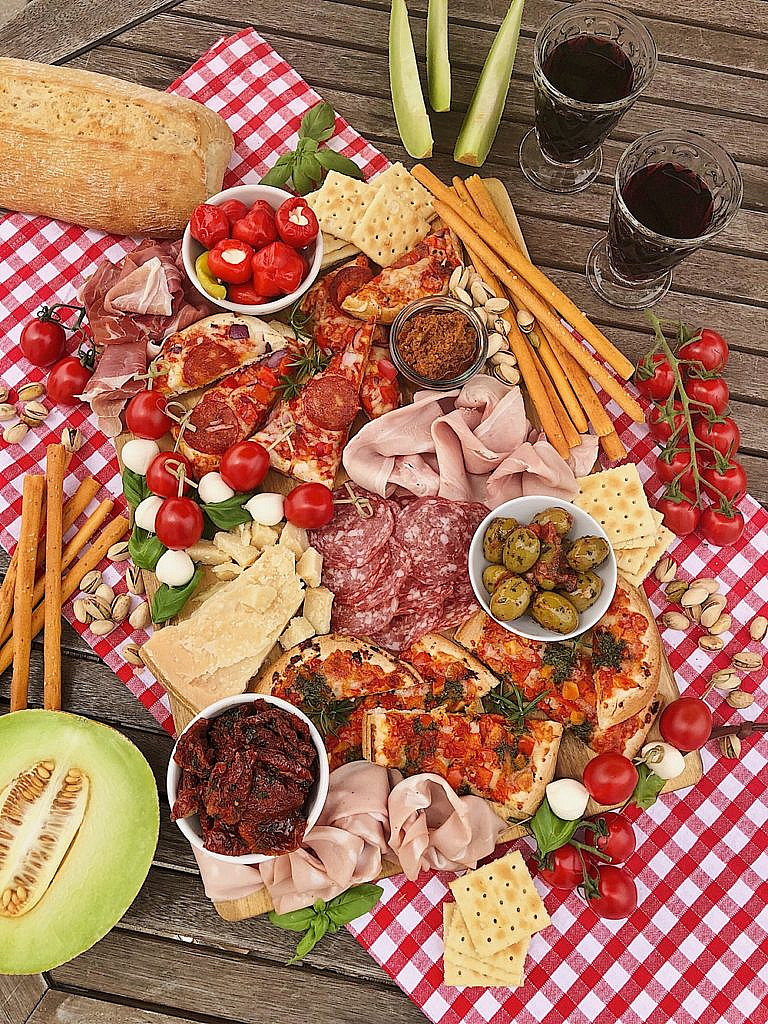 Italian Charcuterie Board - italienische Antipasti-Platte