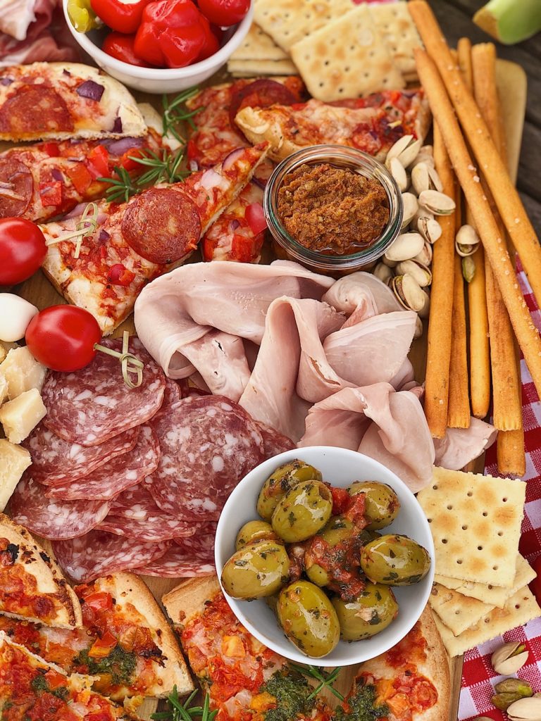 Italian Charcuterie Board - italienische Antipasti-Platte