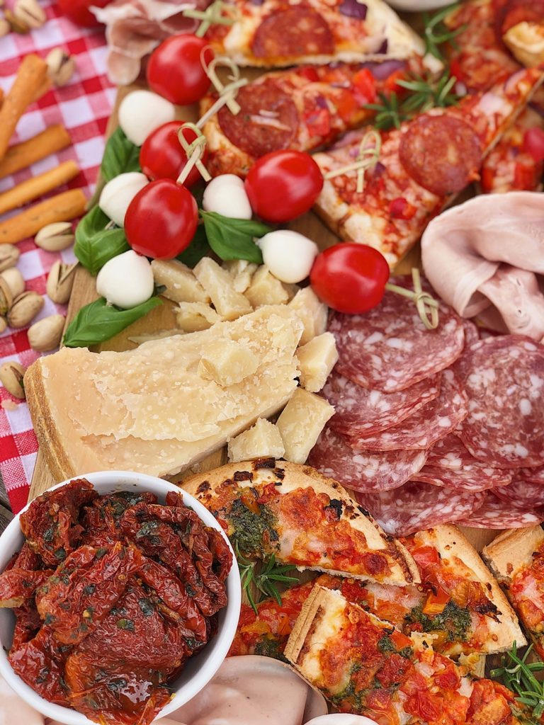 Italian Charcuterie Board - italienische Antipasti-Platte