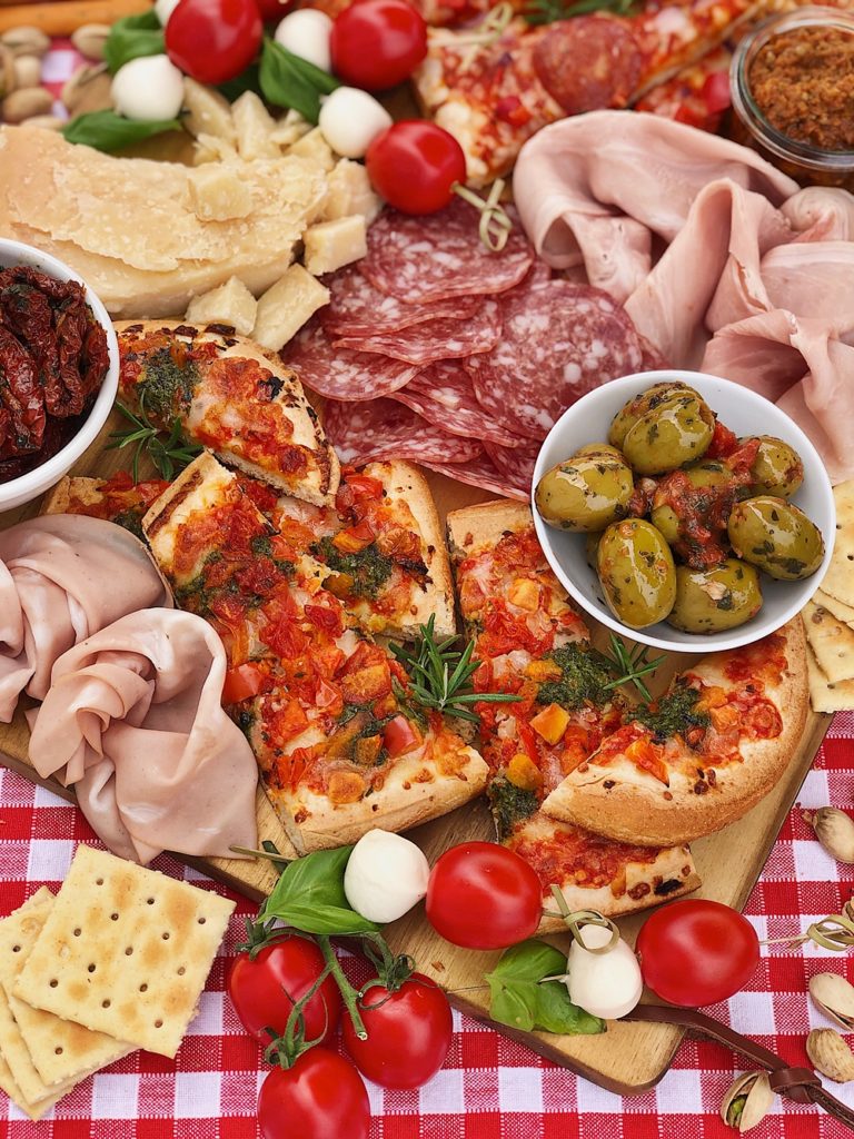 Italian Charcuterie Board - italienische Antipasti-Platte