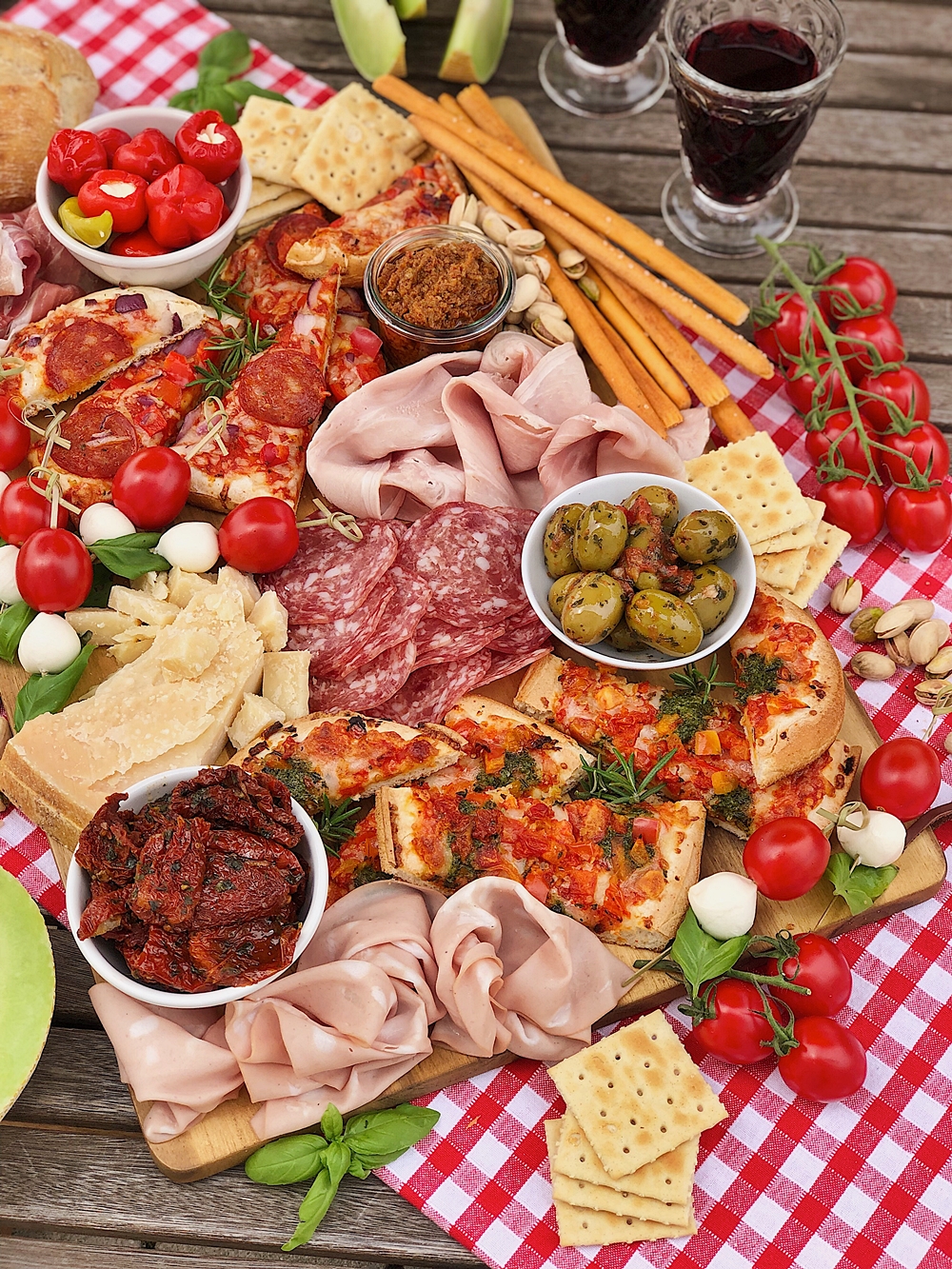 Italian Charcuterie Board - italienische Antipasti-Platte