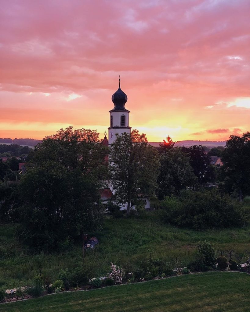 Sonnenuntergan lila wolken pinker himmel sunset ausblick