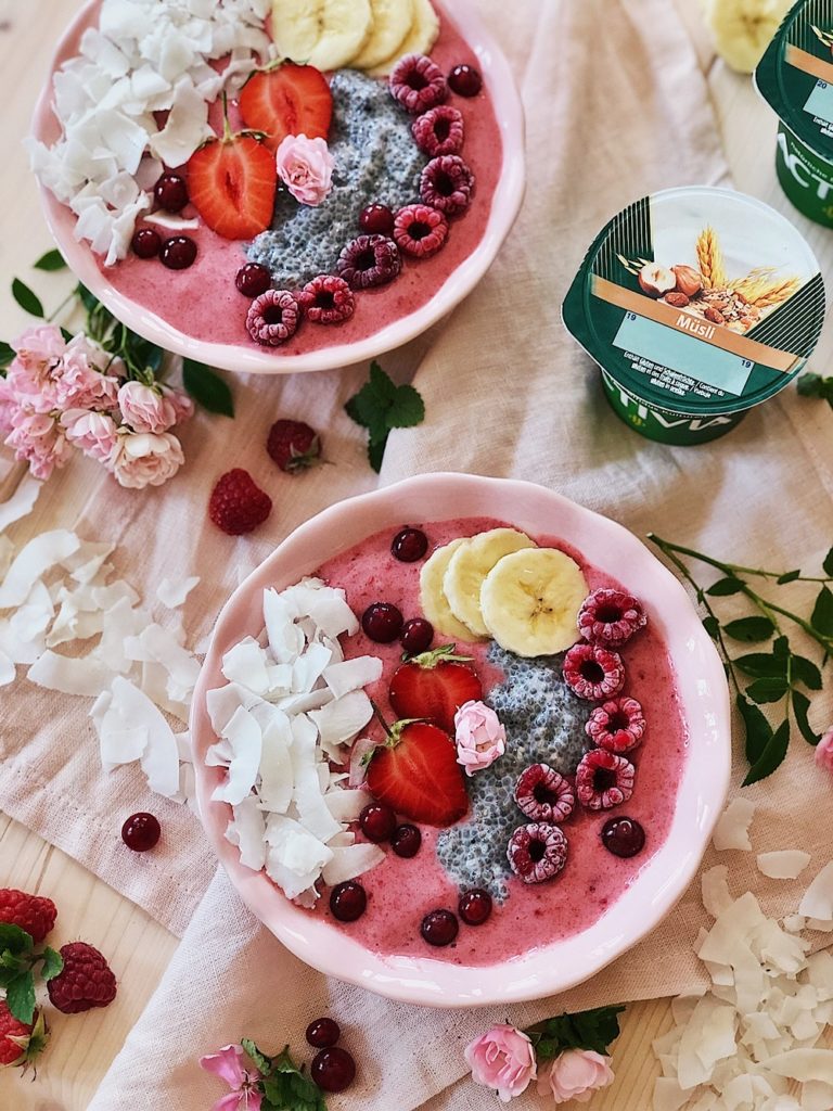 gefrorene Joghurt-Bowl mit Erdbeeren, Banane, Chia und Kokos - Fashion ...