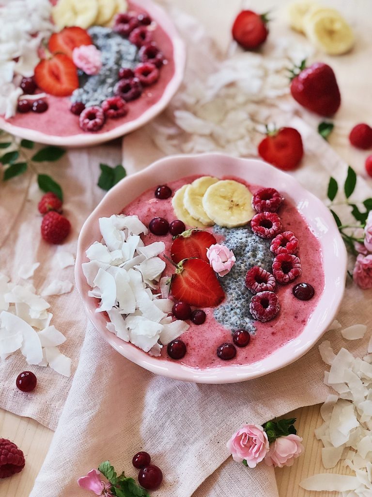 gefrorene Joghurt-Bowl mit Erdbeeren, Banane, Chia und Kokos - Fashion ... gefrorene Joghurt-Bowl mit Erdbeeren, Banane, Chia und Kokos - Fashion ...